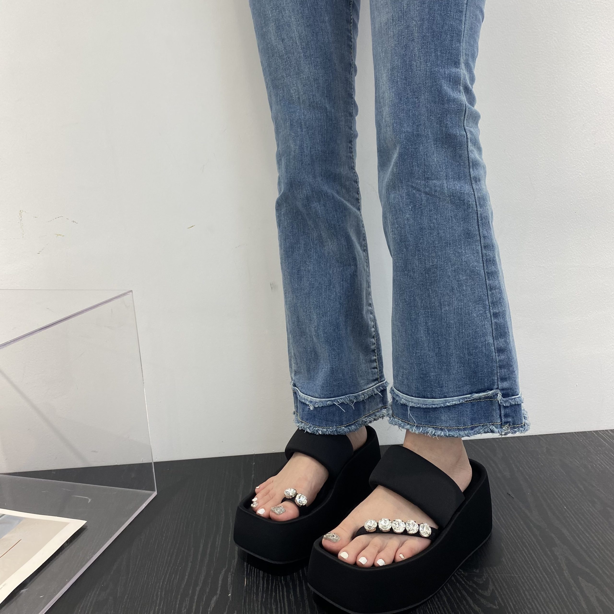 2023 Summer Street Style Fashion Platform Sole Women's Outdoor Slippers High Heel Thick Sole King Water AW Letter Finger Strap Sandals - Image 3