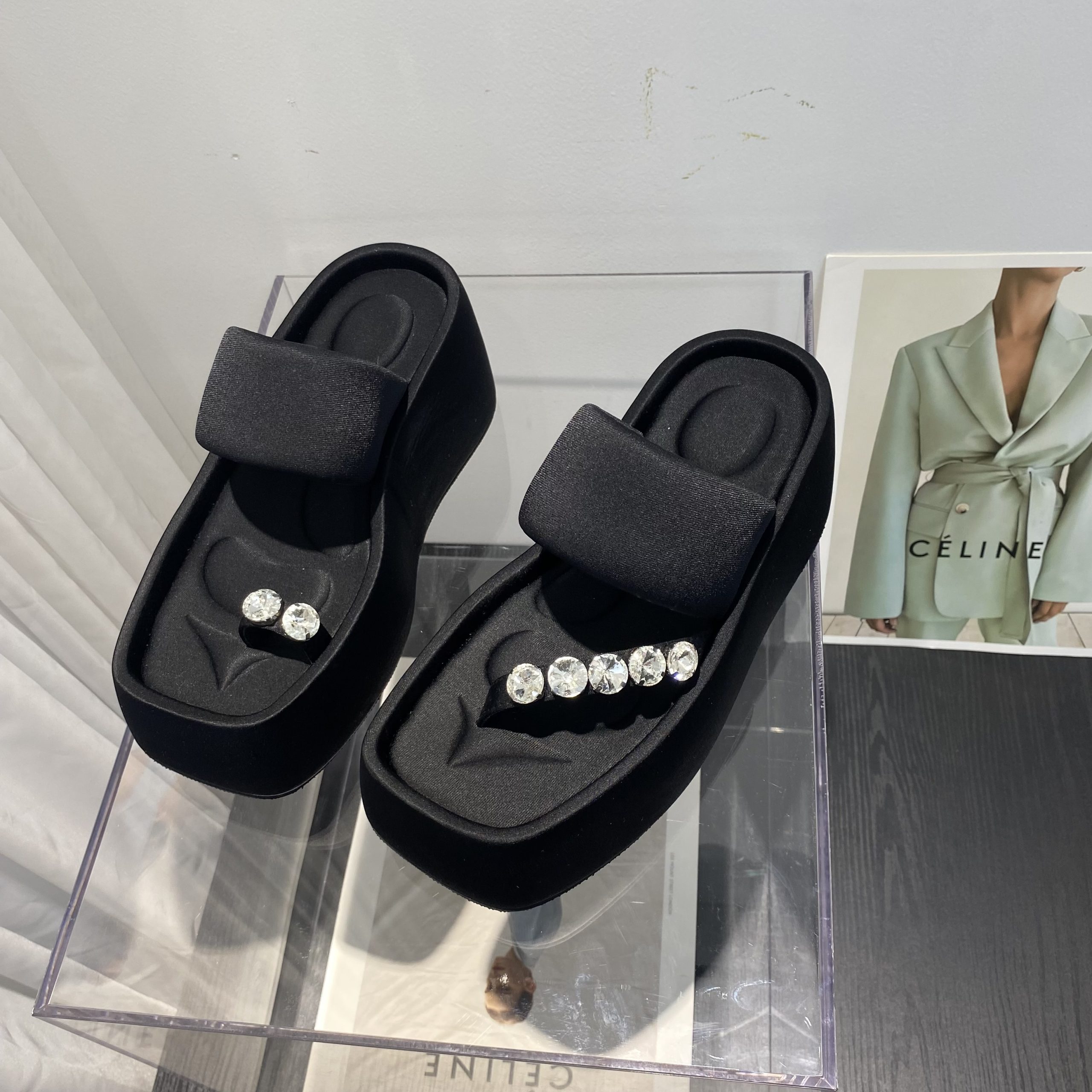 2023 Summer Street Style Fashion Platform Sole Women's Outdoor Slippers High Heel Thick Sole King Water AW Letter Finger Strap Sandals - Image 5